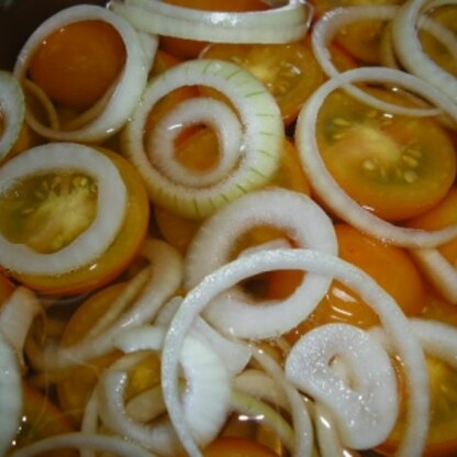 黄色のミディトマトがありましたので小玉葱と合わせて作ってみました♪ステンレスボールで冷たくして頂きます♪美味しいレシピ有難うございます(^O^)/